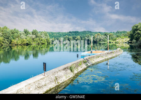 Fiume Ticino presso la diga di Panperduto nel Parco del Ticino, Somma Lombardo, provincia di Varese, Italia Foto Stock