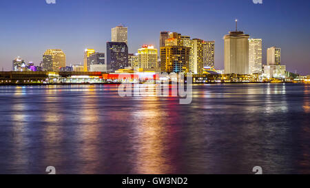 In downtown New Orleans skyline attraverso il Fiume Mississippi quando scende la notte (Edificio loghi sfumata per uso commerciale) Foto Stock