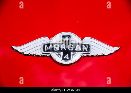 Logo di Morgan contro auto rossa cofano Foto Stock