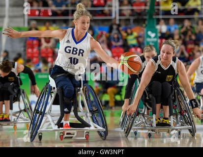 Gran Bretagna Amy Conroy viaggiando con la palla il basket in carrozzella per donna - Gruppo di una preliminare, gioco 23 durante il terzo giorno del 2016 Rio Giochi Paralimpici di Rio de Janeiro in Brasile. Foto Stock