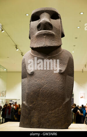 Vew anteriore di un moai (l'Isola di Pasqua) statua, British Museum di Londra, Regno Unito. Foto Stock