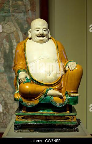 Xv secolo cinese della dinastia Ming Porcellanato la figura di un Budai, camera 33 British Museum di Londra, Regno Unito. Foto Stock