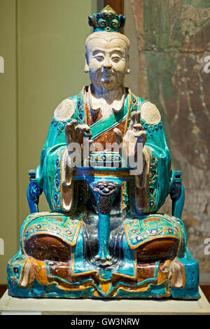 Xvi secolo cinese della dinastia Ming Porcellanato la figura di una divinità daoista, camera 33 British Museum di Londra, Regno Unito. Foto Stock