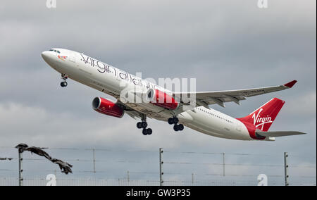 Virgin Atlantic Airways Airbus a330 G-VLUV decollo da Londra-Heathrow Airport LHR Foto Stock