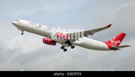 Virgin Atlantic Airways Airbus a330 G-VLUV decollo da Londra-Heathrow Airport LHR Foto Stock