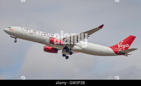 Virgin Atlantic Airways Airbus a330 G-VLUV decollo da Londra-Heathrow Airport LHR Foto Stock