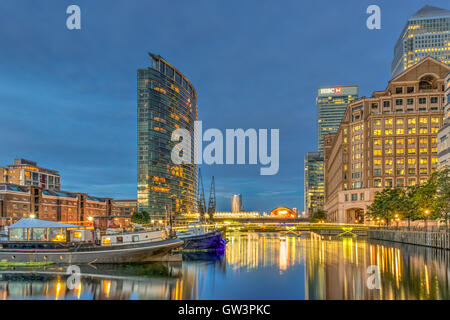 London, Regno Unito - Luglio 23, 2016: West India Quay con magazzino storico, le barche e gli edifici moderni, in HDR Foto Stock