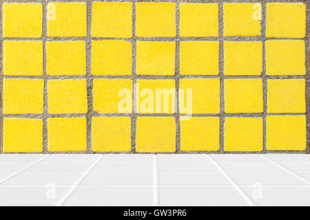 Sfondo architettonico realizzato in mosaico bianco e pavimento in mosaico giallo parete Foto Stock