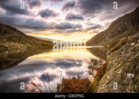 Llyn Ogwen lago nel Galles del Nord a sunrise Foto Stock