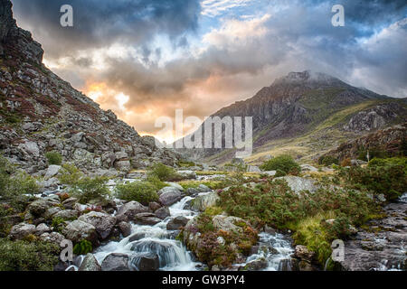 Montagna e rientrano nelle vicinanze LLyn Ogwen lago in Galles Foto Stock