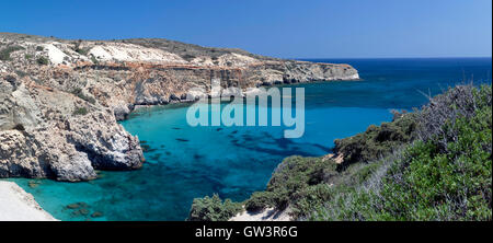 Bellissime spiagge di azure della Grecia - Fyriplaka, isola di Milos Foto Stock