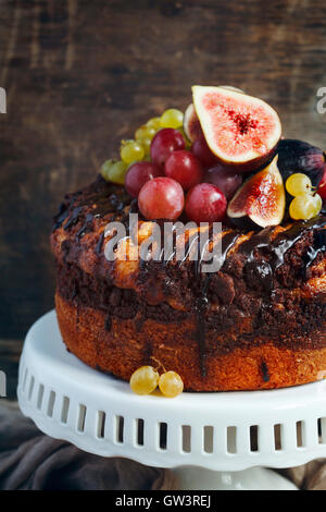 Caffè al cioccolato torta decorata con frutta fresca Foto Stock