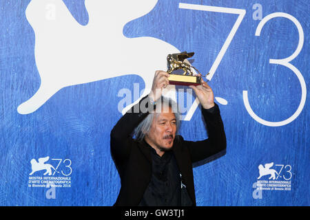 Venezia, Italia. Decimo Sep, 2016. Direttore Lav Diaz con il Leone d'Oro per il film 'Ang Babaeng Humayo (La donna che a sinistra)' durante la 73rd Venezia Festival del Cinema di Venezia. Credito: Andrea Spinelli/Pacific Press/Alamy Live News Foto Stock