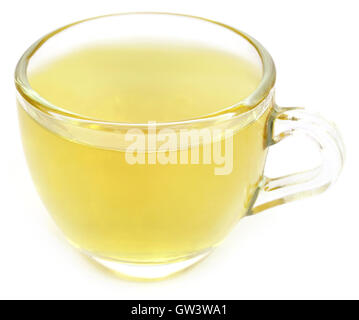 Il tè alle erbe in una tazza su sfondo bianco Foto Stock
