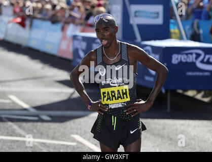 Gran Bretagna Mo Farah dopo aver attraversato la linea del traguardo per vincere il Uomini Elite gara durante la Great North Run di Newcastle. Foto Stock