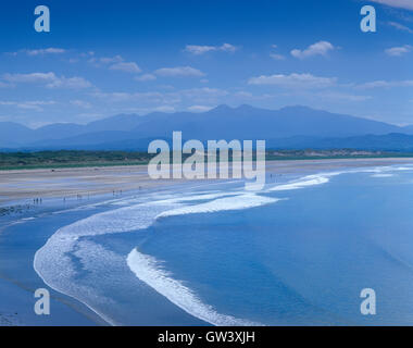 Pollice Strand, Macgillycuddy Reeks in distanza, nella contea di Kerry, Irlanda Foto Stock