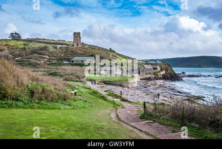 Il paesaggio costiero a Spiaggia di Wembury, Devon, tra cui Saint Werburgh la Chiesa (distante) e parte della costa del sud-ovest percorso. Foto Stock