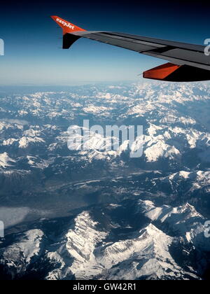 AJAXNETPHOTO. 2015. AIRBORNE, l'Europa. - Progettazione di aeromobili - alette sulla punta della porta battente di un EASY JET jet del passeggero volare sopra le Alpi italiane. Foto:JONATHAN EASTLAND/AJAX REF:GX151012 609 Foto Stock