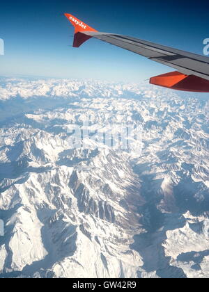 AJAXNETPHOTO. 2015. AIRBORNE, l'Europa. - Progettazione di aeromobili - alette sulla punta della porta battente di un EASY JET jet del passeggero volare sopra le Alpi italiane. Foto:JONATHAN EASTLAND/AJAX REF:GX151012 612 Foto Stock