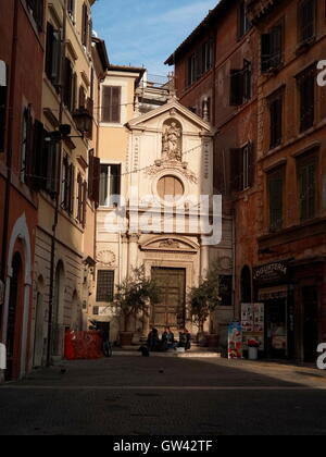 AJAXNETPHOTO. 2015. Roma, Italia. - Un angolo soleggiato DEL LAZIO storico quartiere della città evidenziando LA CHIESA CATTOLICA DI SANTA BARBARA vicino a via dei Giubbonari. Foto:JONATHAN EASTLAND/AJAX REF:GX151012 668 Foto Stock