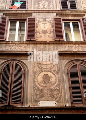 AJAXNETPHOTO. 2015. Roma, Italia. - Proprietà decorata - una volta casa di Gaetano GRANDONI nel 1909. Foto:JONATHAN EASTLAND/AJAX REF:GX151012 668 Foto Stock