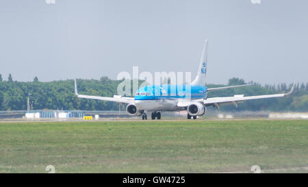 Boeing 737 da parte di KLM Royal Dutch Airlines su runaway Foto Stock