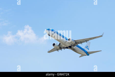 KLM Royal Dutch Airlines Boeing 737 nel cielo Foto Stock
