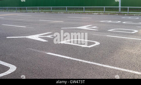 Aeroporto segnaletica direzionale sulla strada. Colorate di bianco aereo segni e lettere "B, C, D' dirige al terminal B, C, D. Foto Stock