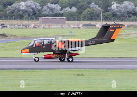 G-ONAA, conservato il Nord America/Rockwell OV-10B Bronco, un ex tedesco Air Force rimorchiatore di bersaglio (99+18), presso l'Aeroporto di Prestwick. Foto Stock