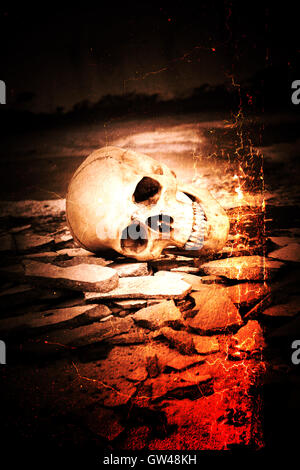 Cranio umano su rovine luogo,sfondo Horror per Halloween Concept e Poster Project Foto Stock