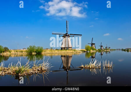 Mulini a vento olandese al canale, Kinderdijk, Alblasserwaard polder, South Holland, Paesi Bassi Foto Stock