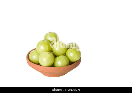 Lrd (Indiano gosseberries) in un vaso di argilla su sfondo bianco Foto Stock