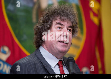 Chris grattacieli Skidmore, NUM ramo dello Yorkshire presidente, parla in un rally, che si è tenuto presso l Unione Nazionale dei minatori, in Barnsley. Foto Stock