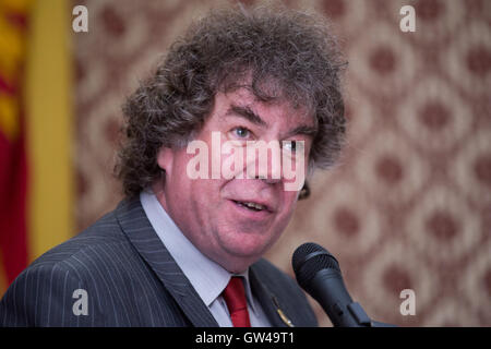 Chris grattacieli Skidmore, NUM ramo dello Yorkshire presidente, parla in un rally, che si è tenuto presso l Unione Nazionale dei minatori, in Barnsley. Foto Stock