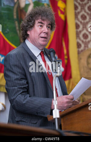 Chris grattacieli Skidmore, NUM ramo dello Yorkshire presidente, parla in un rally, che si è tenuto presso l Unione Nazionale dei minatori, in Barnsley. Foto Stock