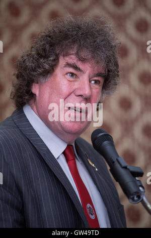 Chris grattacieli Skidmore, NUM ramo dello Yorkshire presidente, parla in un rally, che si è tenuto presso l Unione Nazionale dei minatori, in Barnsley. Foto Stock