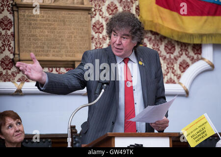 Chris grattacieli Skidmore, NUM ramo dello Yorkshire presidente, parla in un rally, che si è tenuto presso l Unione Nazionale dei minatori, in Barnsley. Foto Stock