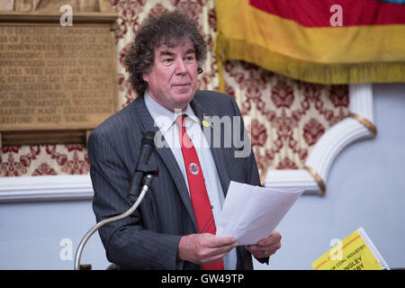 Chris grattacieli Skidmore, NUM ramo dello Yorkshire presidente, parla in un rally, che si è tenuto presso l Unione Nazionale dei minatori, in Barnsley. Foto Stock