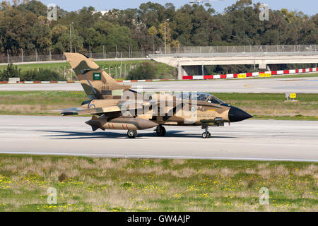 Saudi Arabian Air Force Panavia Tornado IDS di decollare da Malta sulla via del ritorno in Arabia Saudita dopo essere stato sottoposto a un aggiornamento. Foto Stock