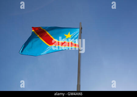 Bandiera Nazionale del Congo su un pennone di fronte blu cielo Foto Stock