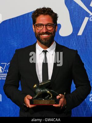 Venezia, Italia. Decimo Sep, 2016. Attore Nuno Lopes pone con Orizzonti Award per il miglior attore per 'Saint George' durante i vincitori del premio photocall del 73rd Festival del Cinema di Venezia a Venezia, Italia, il 7 settembre 10, 2016. Credito: Gong Bing/Xinhua/Alamy Live News Foto Stock