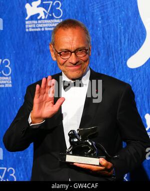 Venezia, Italia. Decimo Sep, 2016. Direttore Andrei Konchalovsky pone con Leone d'argento per la Migliore Regia per il suo film "Paradiso" durante i vincitori del premio photocall del 73rd Festival del Cinema di Venezia a Venezia, Italia, il 7 settembre 10, 2016. Credito: Gong Bing/Xinhua/Alamy Live News Foto Stock