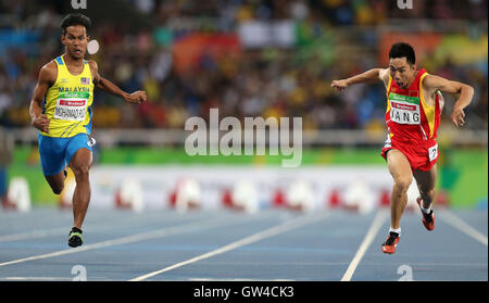 Rio De Janeiro, Brasile. Decimo Sep, 2016. Medaglia d'oro Mohamad Ridzuan Mohamad Puzi (L) della Malesia compete durante gli uomini 100m T36 finale di atletica leggera eventi al 2016 Rio Giochi Paralimpici di Rio de Janeiro, Brasile, sul Sett. 10, 2016. Credito: Li Ming/Xinhua/Alamy Live News Foto Stock