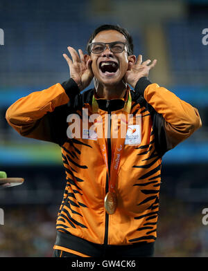 Rio De Janeiro, Brasile. Decimo Sep, 2016. Medaglia d'oro Mohamad Ridzuan Mohamad Puzi della Malesia reagisce durante la cerimonia di premiazione degli uomini 100m T36 finale di atletica leggera eventi al 2016 Rio Giochi Paralimpici di Rio de Janeiro, Brasile, sul Sett. 10, 2016. Credito: Li Ming/Xinhua/Alamy Live News Foto Stock