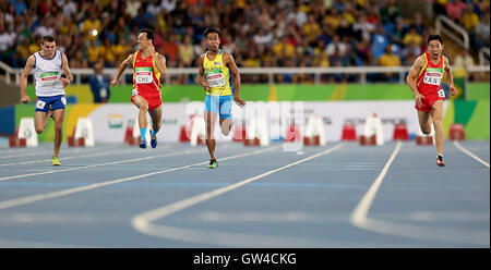 Rio De Janeiro, Brasile. Decimo Sep, 2016. Medaglia d'oro Mohamad Ridzuan Mohamad Puzi (seconda R) della Malesia compete durante gli uomini 100m T36 finale di atletica leggera eventi al 2016 Rio Giochi Paralimpici di Rio de Janeiro, Brasile, sul Sett. 10, 2016. Credito: Li Ming/Xinhua/Alamy Live News Foto Stock