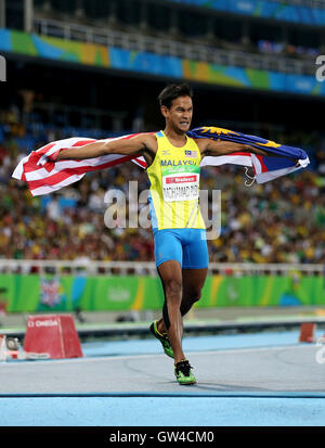 Rio De Janeiro, Brasile. Decimo Sep, 2016. Medaglia d'oro Mohamad Ridzuan Mohamad Puzi della Malesia celebra dopo gli uomini 100m T36 finale di atletica leggera eventi al 2016 Rio Giochi Paralimpici di Rio de Janeiro, Brasile, sul Sett. 10, 2016. Credito: Li Ming/Xinhua/Alamy Live News Foto Stock