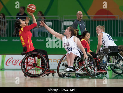 Rio De Janeiro, Brz. Il 10 maggio, 2016. Stati Uniti d'America's Rebecca Murray (12) difende contro la Cina Dai Jiameng durante gli Stati Uniti 70-36 della vittoria nelle donne il basket in carrozzella pool di giocare il terzo giorno della concorrenza al 2016 Rio Giochi Paralimpici. Credito: Bob Daemmrich/Alamy Live News Foto Stock