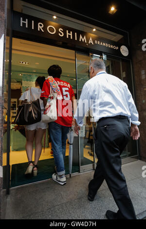 Carpa di Hiroshima Baseball fan del team inserire il marchio di Hiroshima Shop TAU in Ginza a Settembre 11, 2016, Tokyo, Giappone. Centinaia di carpe ventole schierate dalla mattina presto al di fuori di Hiroshima marchio TAU negozio per acquistare la vittoria di t-shirt dopo Hiroshima Baseball team ha ottenuto il suo primo centro di titolo di campionato in venticinque anni dopo aver battuto il Yomiuri Giants 6-4 il Sabato, Settembre 10. © Rodrigo Reyes Marin/AFLO/Alamy Live News Foto Stock