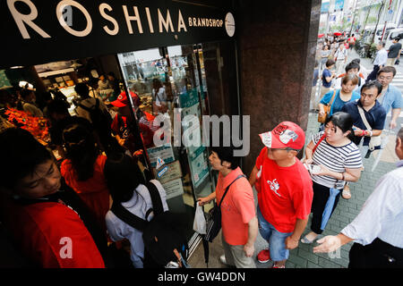 Carpa di Hiroshima Baseball fan del team immettere ad Hiroshima Brand Shop TAU in Ginza a Settembre 11, 2016, Tokyo, Giappone. Centinaia di carpe ventole schierate dalla mattina presto al di fuori di Hiroshima marchio TAU negozio per acquistare la vittoria di t-shirt dopo Hiroshima Baseball team ha ottenuto il suo primo centro di titolo di campionato in venticinque anni dopo aver battuto il Yomiuri Giants 6-4 il Sabato, Settembre 10. © Rodrigo Reyes Marin/AFLO/Alamy Live News Foto Stock