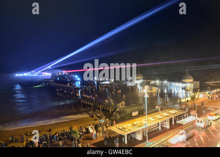 La luce laser show su Hastings piacere pier, East Sussex, England, Regno Unito Foto Stock